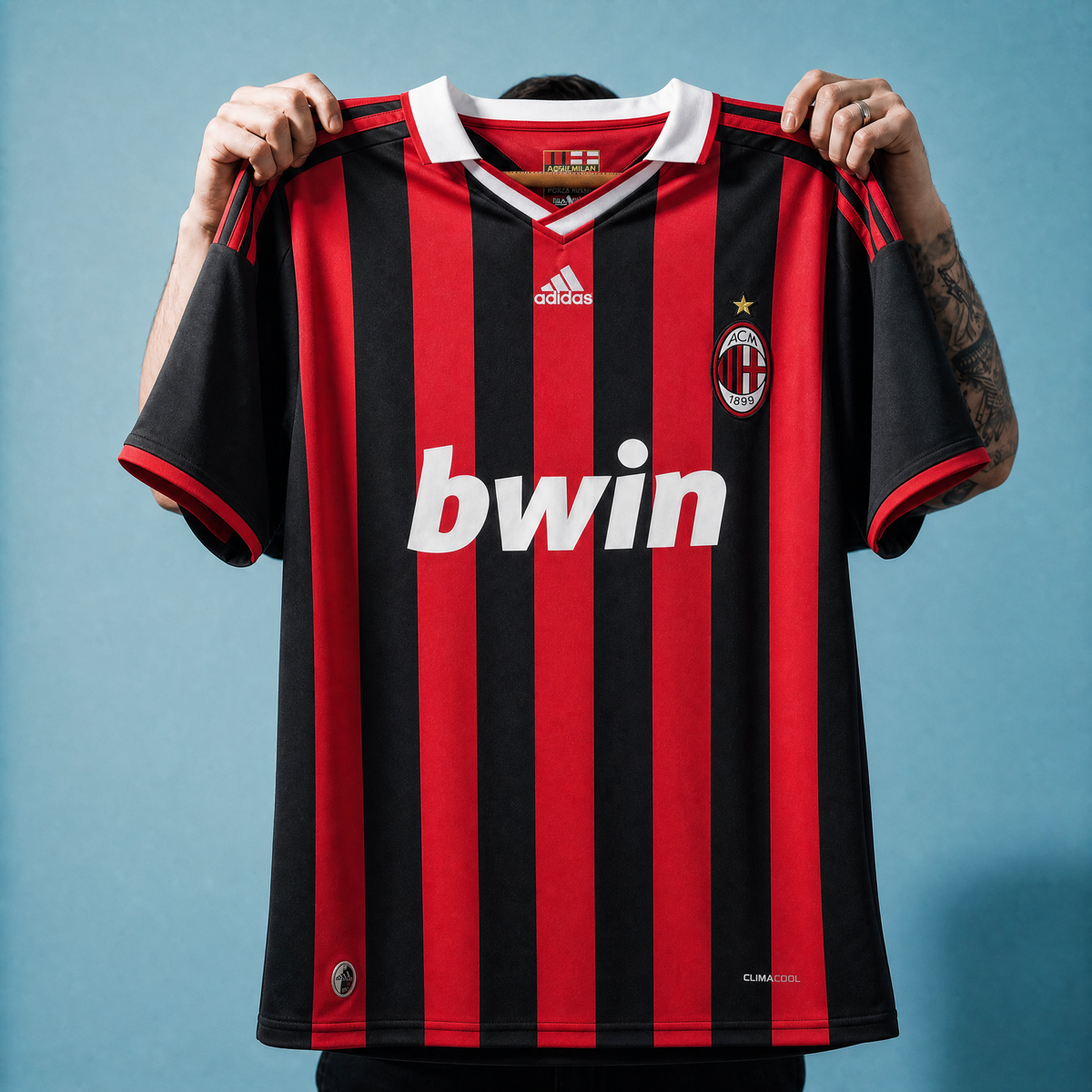 Ronaldinho Milan Home Jersey 2009/10 — image 4